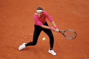 爱游戏体育-阿扎伦卡爆冷击败公牛，精彩发挥引爆全场！的简单介绍