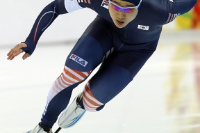 AYX-德罗巴迎来二十赛季出色发挥，曼联观众热烈欢呼！